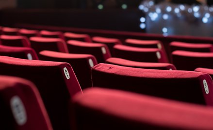 Choć schody w salach z widownią są integralną częścią dróg ewakuacyjnych, w praktyce bywa z tym różn