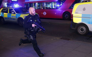 Londyn: Ewakuacja stacji metra i panika na West Endzie