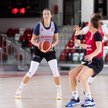Koszykarka reprezentacji Polski Amalia Rembiszewska (L) podczas treningu kadry na zgrupowaniu w Gnie