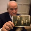 Leon Schwarzbaum, były więzień Auschwitz i świadek w procesie Reinholda Hanninga, prezentuje fotogra