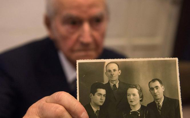 Leon Schwarzbaum, były więzień Auschwitz i świadek w procesie Reinholda Hanninga, prezentuje fotogra