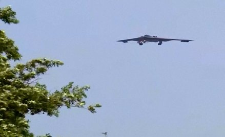 Bombowiec B-2 Sił Powietrznych USA powraca do bazy sił powietrznych Whiteman w stanie Missouri po at