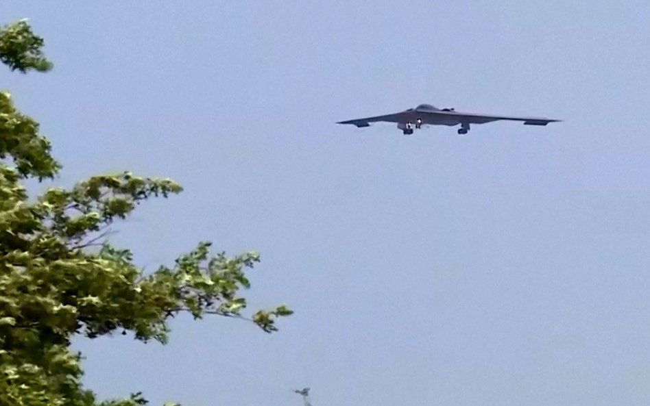 Bombowiec B-2 Sił Powietrznych USA powraca do bazy sił powietrznych Whiteman w stanie Missouri po at