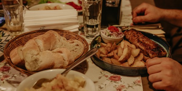Serbian Restaurant Offers Free Meals to Polish Guests, Honoring WWI Doctors