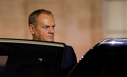 Donald Tusk opuszcza Pałac Elizejski w Paryżu po spotkaniu z europejskimi liderami na temat Ukrainy 