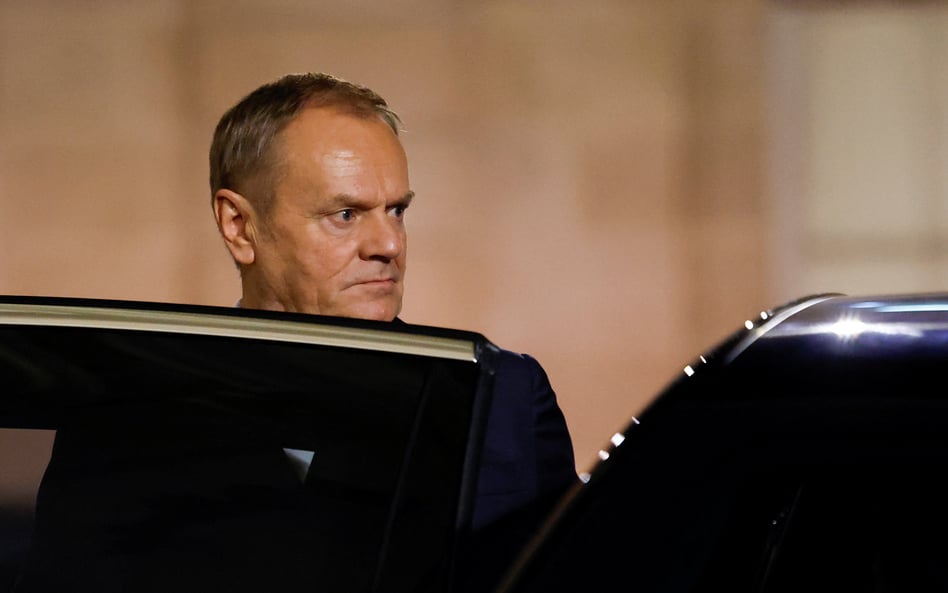 Donald Tusk opuszcza Pałac Elizejski w Paryżu po spotkaniu z europejskimi liderami na temat Ukrainy 