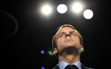 Emmanuel Macron młodszy od przeciętnego Francuza