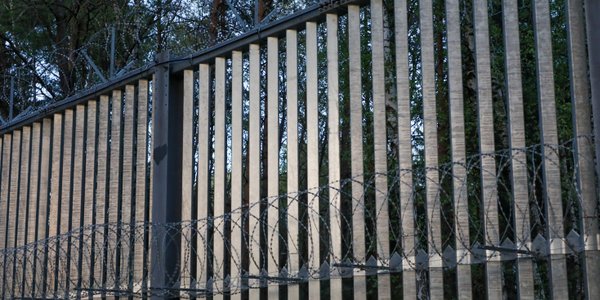 Akcja służb przy granicy. Polak przewoził nielegalnych migrantów busem