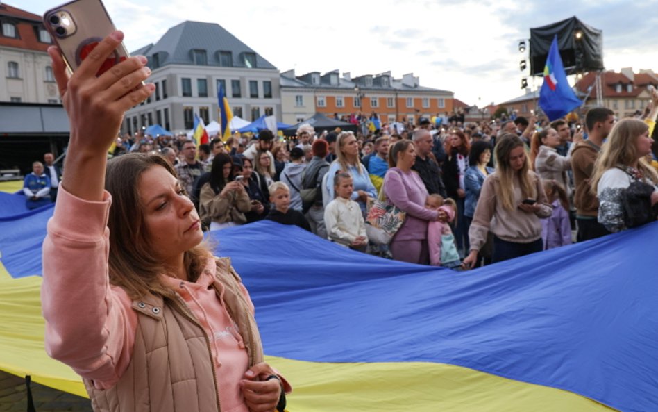 Zgromadzeni na Placu Zamkowym rozciągnięto wielką flagę Ukrainy