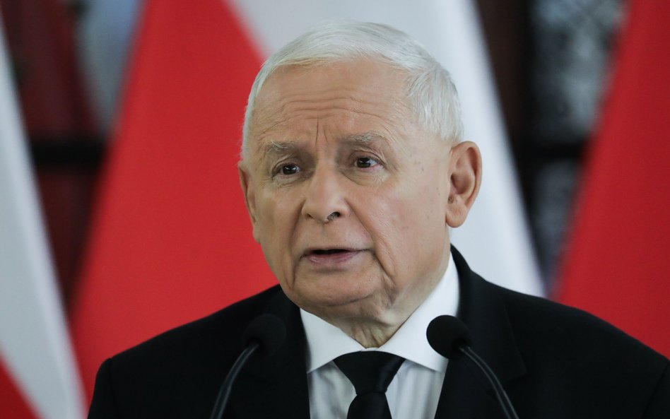 Prezes PiS Jarosław Kaczyński podczas konferencji prasowej w Sejmie na temat rządowego dokumentu okr