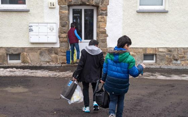 Syryjskie dzieci przed schroniskiem dla uchodźców w Clausnitz w Saksonii