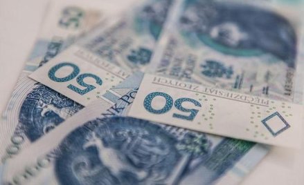 Trzyosobowa rodzina, w której każdy z małżonków zarabia przeciętną pensję w przedsiębiorstwach (czyl