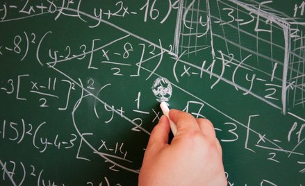 Zwycięskie zespoły częściej rozrzucają grę po całym boisku, zamiast ciągle atakować te same sektory,