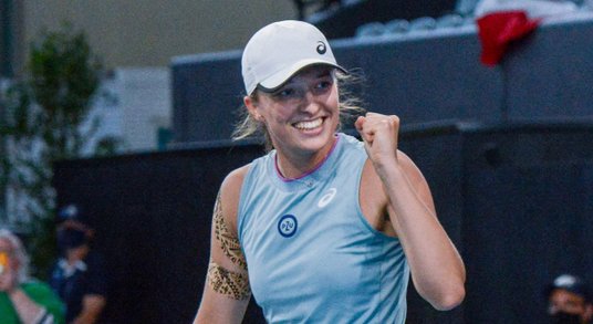 Iga Świątek  zmieniła trenera  i zaczyna sezon   od obrony tytułu   w Adelajdzie