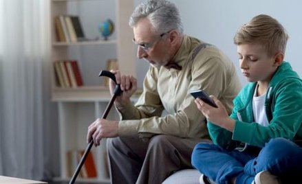 Przybywa zadłużonych seniorów. Do zaciągania pożyczek często namawiają ich młodsi członkowie rodziny