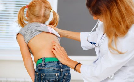 Jeśli dziecko, któremu nie brakuje aktywności fizycznej, regularnie skarży się na bóle pleców, warto
