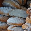 Polacy oszczędzają na chlebie, piekarnie w dołku