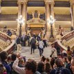 Turyści odwiedzają Palais Garnier między innymi ze względu na piękną klatkę schodową.