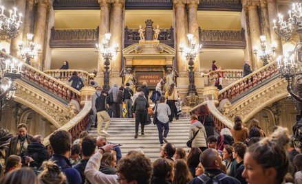 Turyści odwiedzają Palais Garnier między innymi ze względu na piękną klatkę schodową.