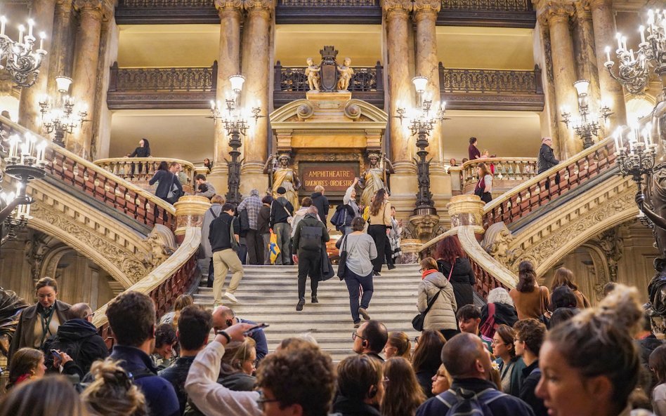 Turyści odwiedzają Palais Garnier między innymi ze względu na piękną klatkę schodową.