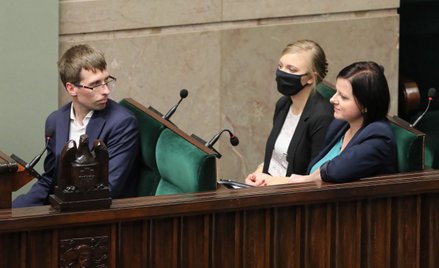 Działaczka Pro-life Kaja Godek (P) i przedstawiciel inicjatywy ustawodawczej Krzysztof Kasprzak (L) 