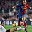 Thierry Henry (próbuje go zatrzymać Raul Albiol) strzelił trzy gole, a Barcelona wygrała z Valencią 