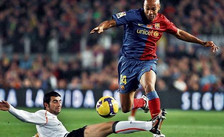 Thierry Henry (próbuje go zatrzymać Raul Albiol) strzelił trzy gole, a Barcelona wygrała z Valencią 