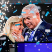 Beniamin Netanjahu z żoną Sarą świętuje w noc powyborczą w siedzibie partii Likud w Tel Awiwie