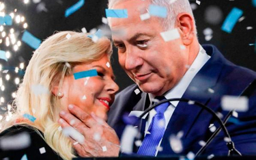 Beniamin Netanjahu z żoną Sarą świętuje w noc powyborczą w siedzibie partii Likud w Tel Awiwie
