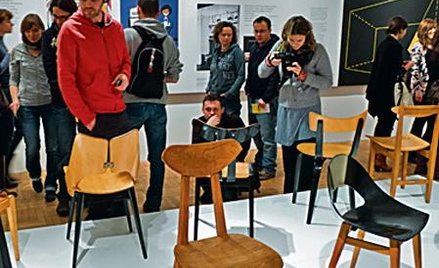 Krzesła z Narodowego, podobne do tych z muzealnej ekspozycji, będzie można kupić