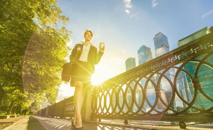 Siedzenie za biurkiem skraca życie. Jak się uratować?