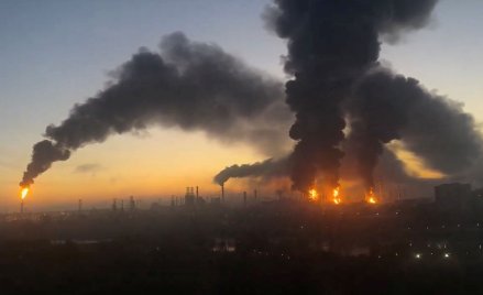 Słup dymu nad rafinerią w Moskwie. Ukraińcy musieli wstrzymać ataki na tą i inne rosyjskie rafinerie