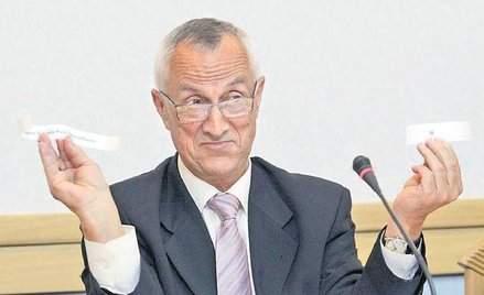 Szef Państwowej Komisji Wyborczej Ferdynand Rymarz losuje numery dla list wyborczych