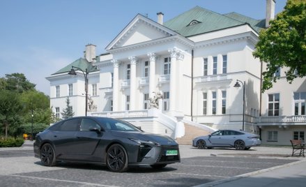 Lexus oferuje nowego ES-a jak pełną hybrydę lub dwie wersje elektryczne.