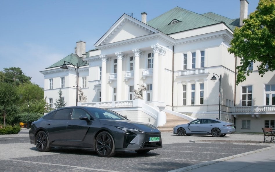 Lexus oferuje nowego ES-a jak pełną hybrydę lub dwie wersje elektryczne.