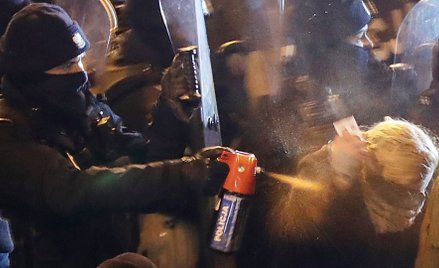 Posłanka Barbara Nowacka została potraktowana gazem, mimo że chwilę wcześniej pokazała legitymację p