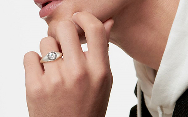Są piękne, nie szokują: pierścionki zaręczynowe dla mężczyzn
