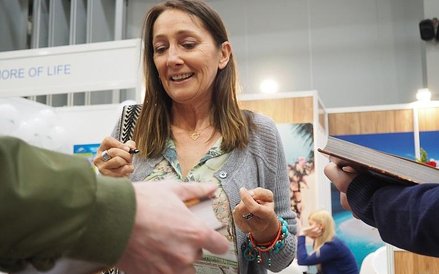 Na znaną podróżniczkę i dziennikarkę Beatę Pawlikowską zaczaili się wielbiciele ze stosem książek do