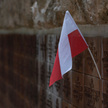 Flaga Polski na Polskim Cmentarzu Wojennym w Katyniu