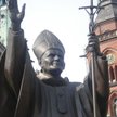 Dziwne flagi papieskie i brudny pomnik Jana Pawła II