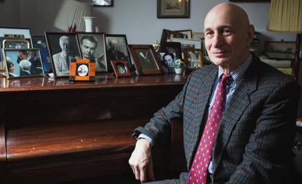 Krzysztof Szpilman, historyk, profesor Uniwersytetu Kyushu Sangyo przy fortepianie ojca, Władysława 