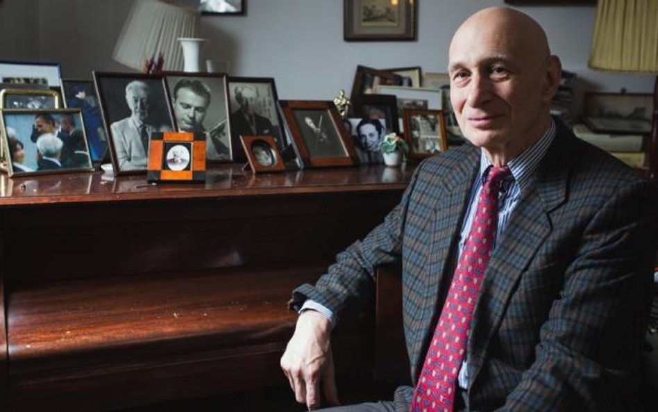 Krzysztof Szpilman, historyk, profesor Uniwersytetu Kyushu Sangyo przy fortepianie ojca, Władysława 