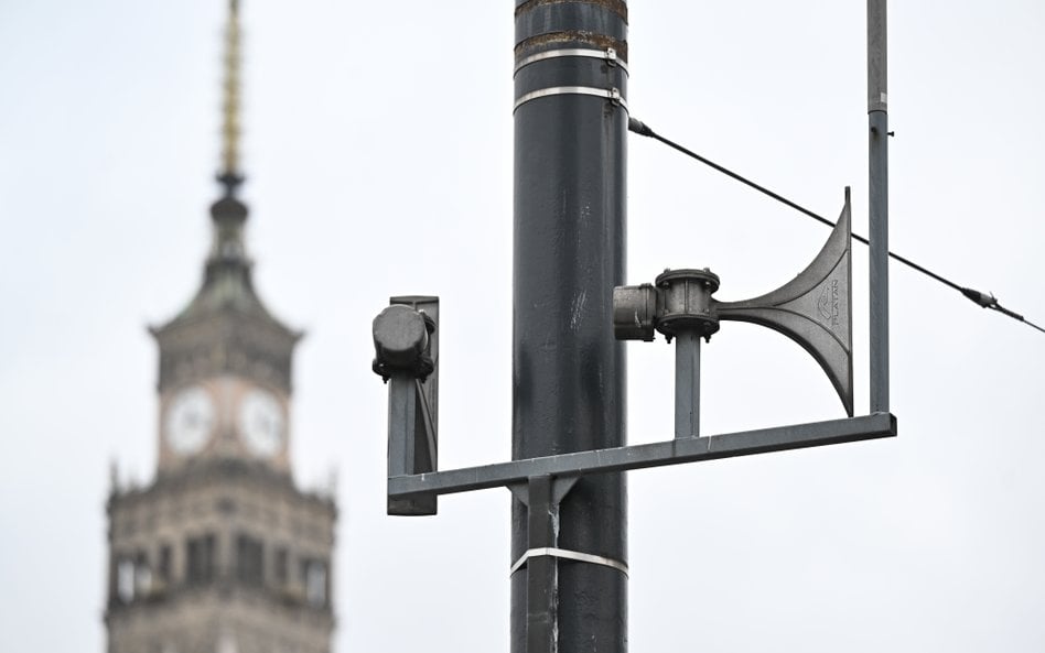 Kiedy w telefonie włączy się alarm, kto uruchomi syrenę