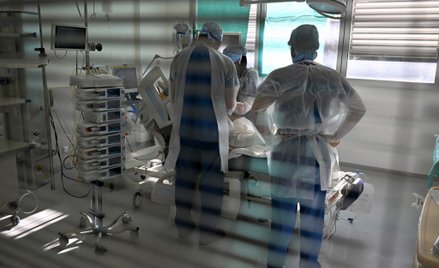 Walka z COVID-19. Francuski parlament zatwierdza plan Macrona