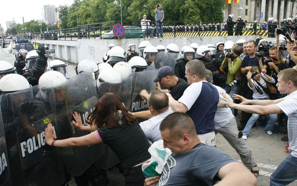 Podczas egzekucji komorniczej w KDT doszło do starć kupców z firmą ochroniarską i policją.