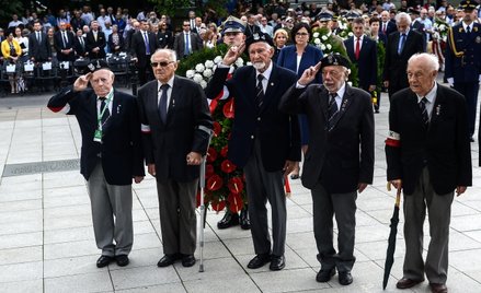 Przedstawiciele powstańców warszawskich, miedzy innymi: wiceprezes Zarządu Głównego Związku Powstańc