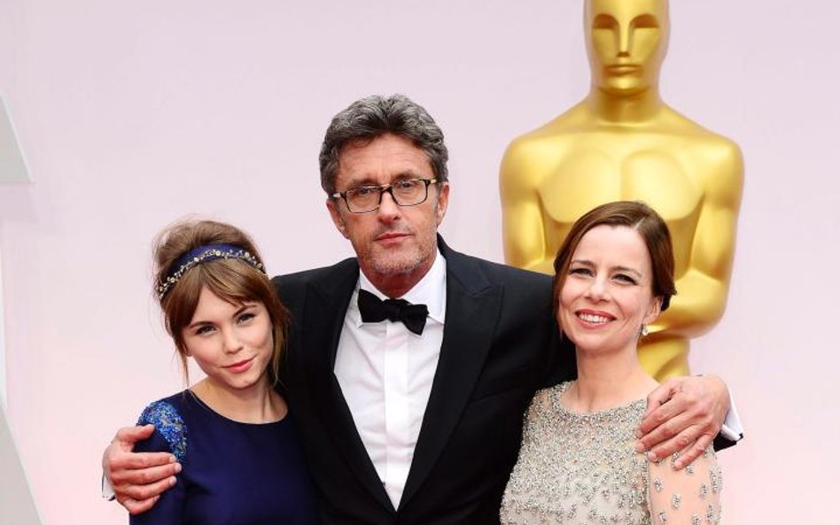 Paweł Pawlikowski na oscarowej ceremonii z aktorkami z „Idy” – Agatą Trzebuchowską (z lewej) i Agatą