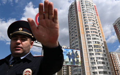 Policjant na osiedlu zaatakowanym przez drony w Moskwie