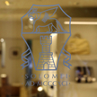 Logo marki Brunello Cucinelli na drzwiach salonu w Mediolanie.