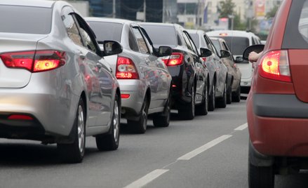 Nawet niezbyt wielkie miasta toną w samochodowych korkach rano i po południu, gdy naród wraca z prac